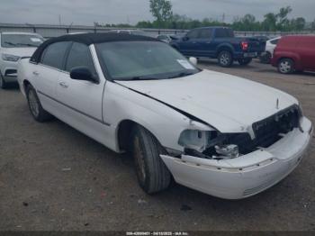  Salvage Lincoln Towncar