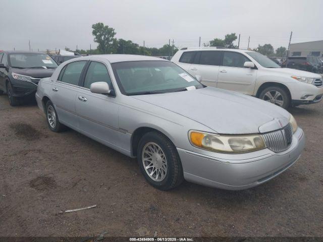  Salvage Lincoln Towncar