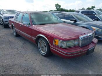  Salvage Lincoln Towncar