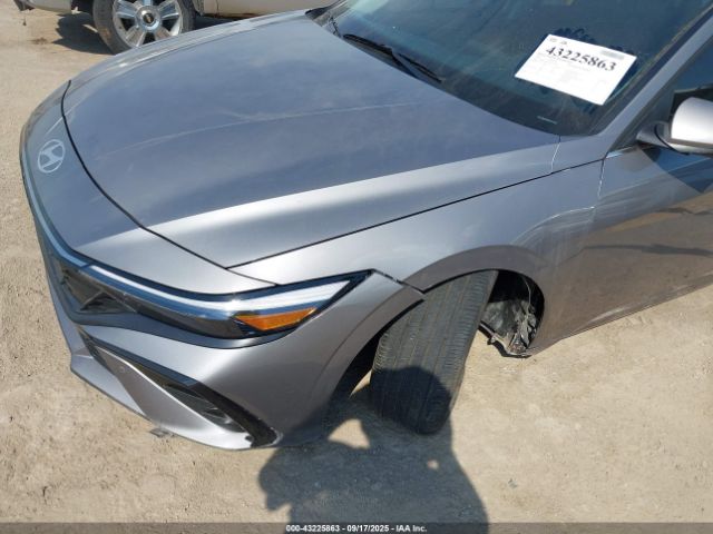 Hyundai ELANTRA Limited Image 16