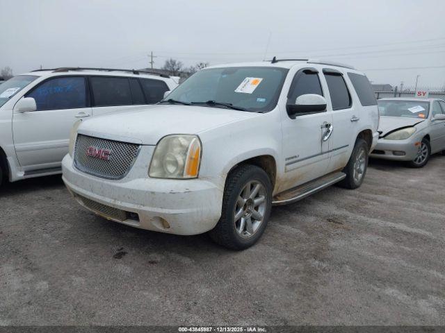 GMC Yukon Denali Image 13