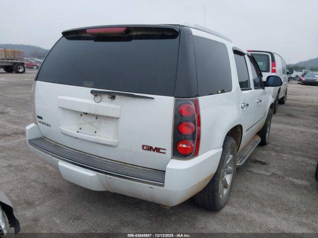 GMC Yukon Denali Image 7