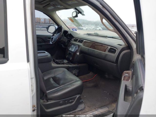 GMC Yukon Denali Image 15