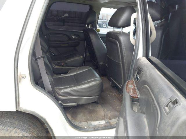 GMC Yukon Denali Image 8