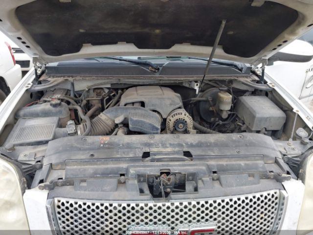 GMC Yukon Denali Image 16