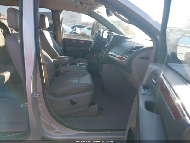 Chrysler Town & Country Touring-l Image 15