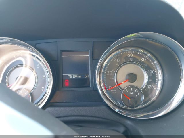 Chrysler Town & Country Touring-l Image 3