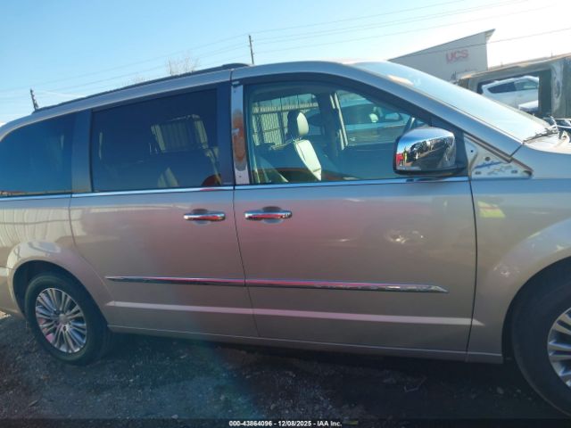 Chrysler Town & Country Touring-l Image 8