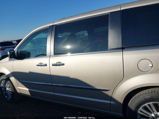 Chrysler Town & Country Touring-l Image 11