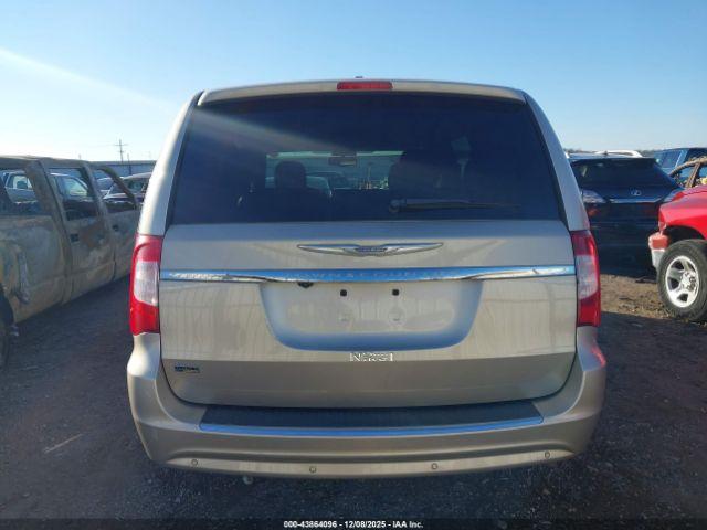 Chrysler Town & Country Touring-l Image 9