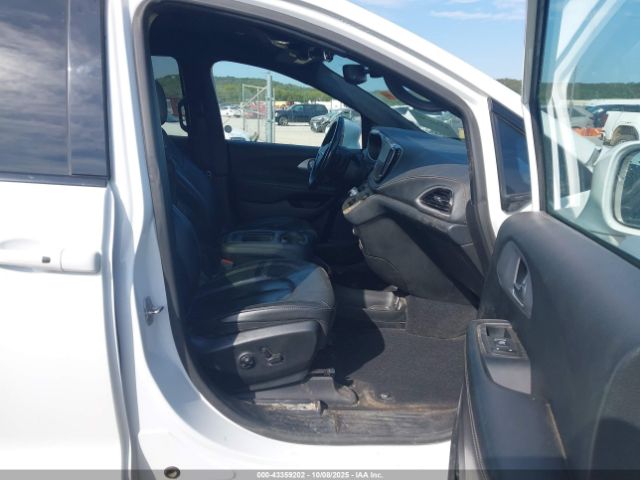 Chrysler Pacifica Touring L Image 9