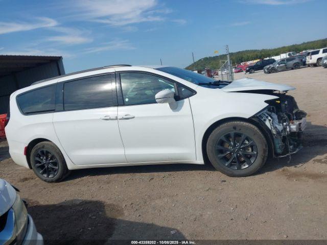 Chrysler Pacifica Touring L Image 17
