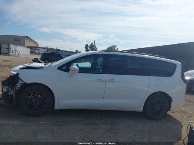 Chrysler Pacifica Touring L Image 12