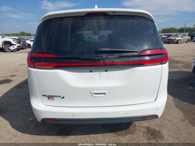 Chrysler Pacifica Touring L Image 2