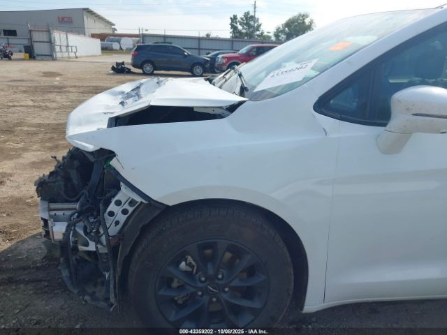 Chrysler Pacifica Touring L Image 16