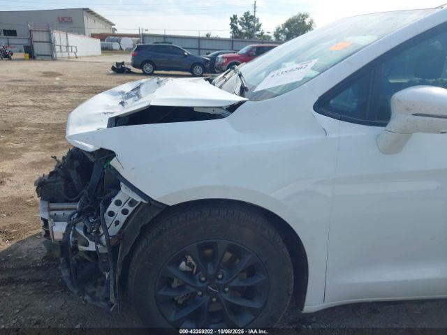 Chrysler Pacifica Touring L Image 16