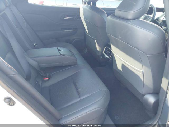 Toyota Crown Platinum Image 6