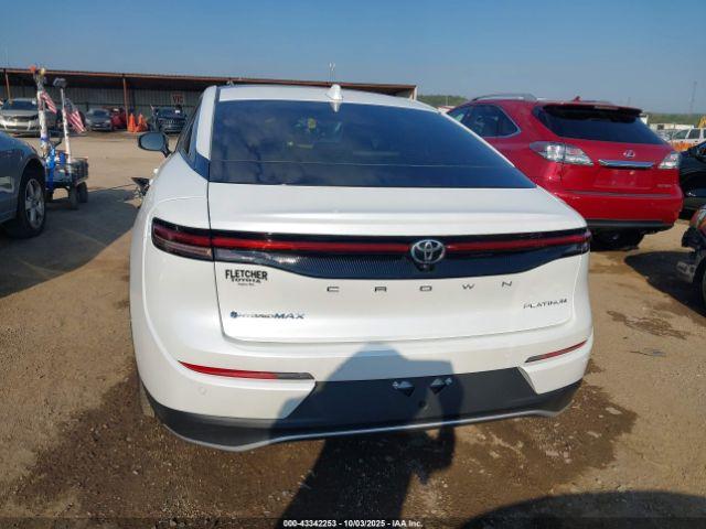 Toyota Crown Platinum Image 13