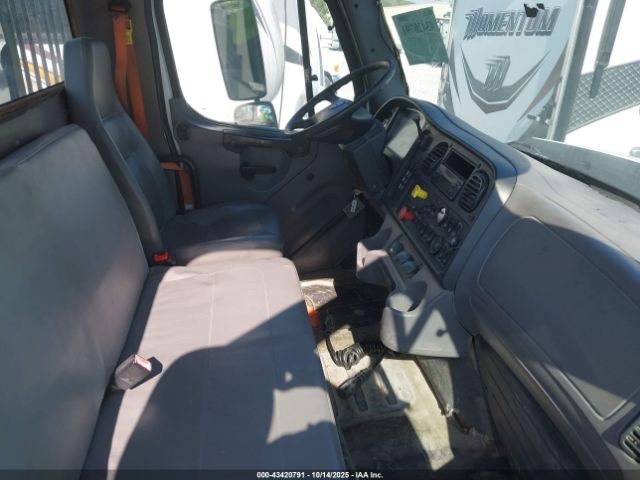 Freightliner 114sd Image 4