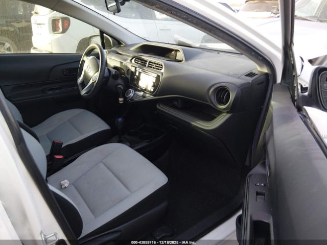 Toyota Prius c One Image 4