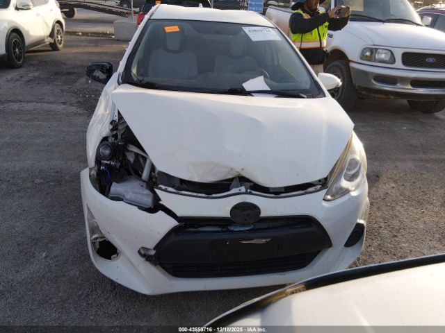 Toyota Prius c One Image 10