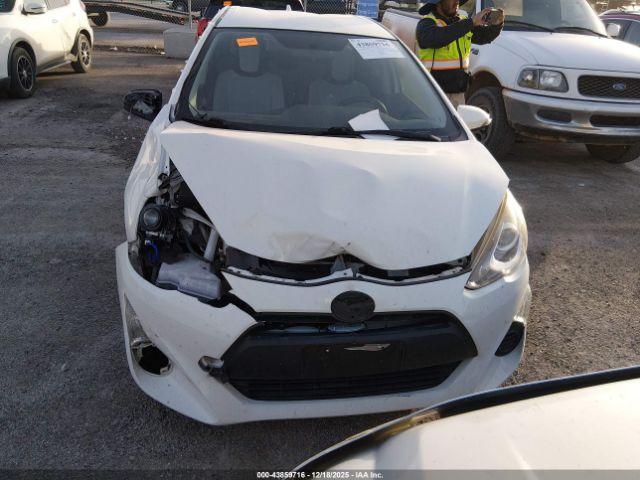 Toyota Prius c One Image 10