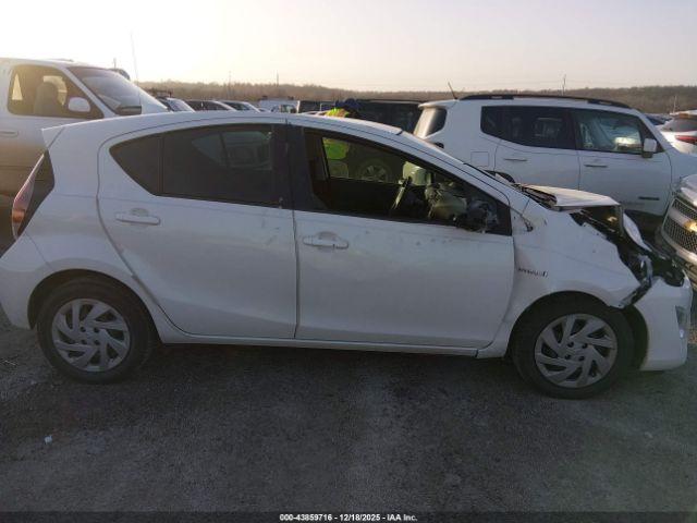 Toyota Prius c One Image 13