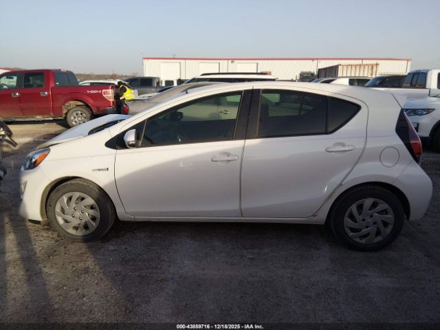 Toyota Prius c One Image 12