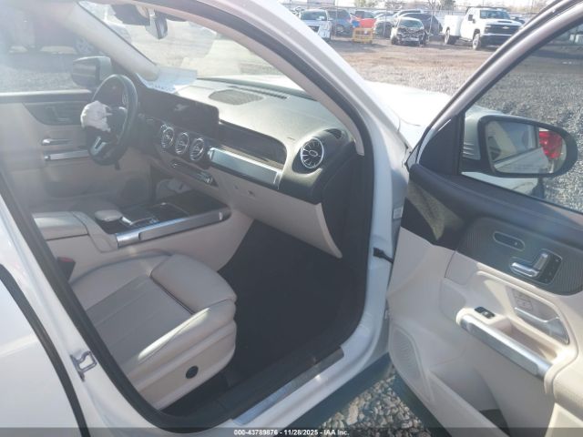 Mercedes-Benz GLB Image 16