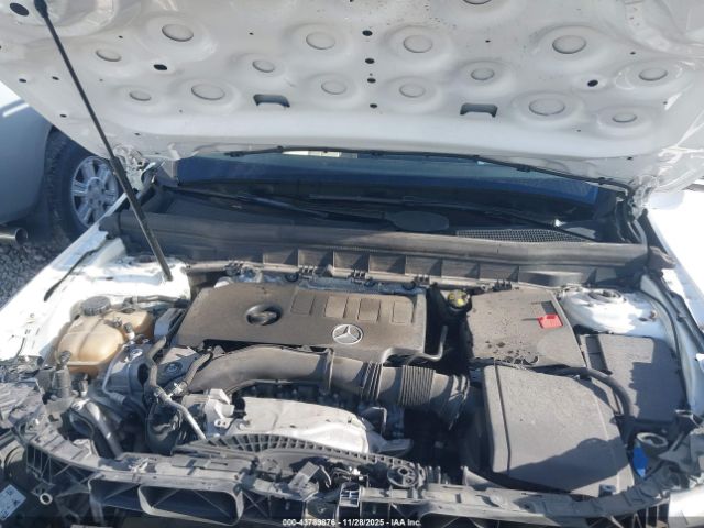 Mercedes-Benz GLB Image 14