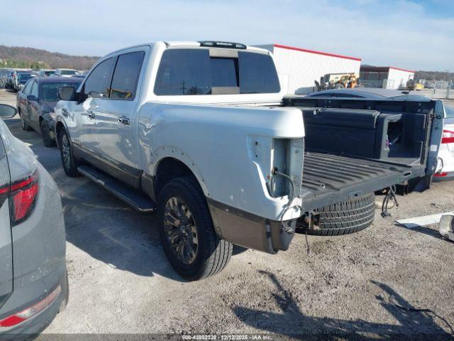 Nissan Titan Platinum Reserve Image 17