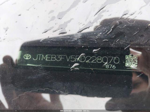 Toyota RAV4 Xse Image 12