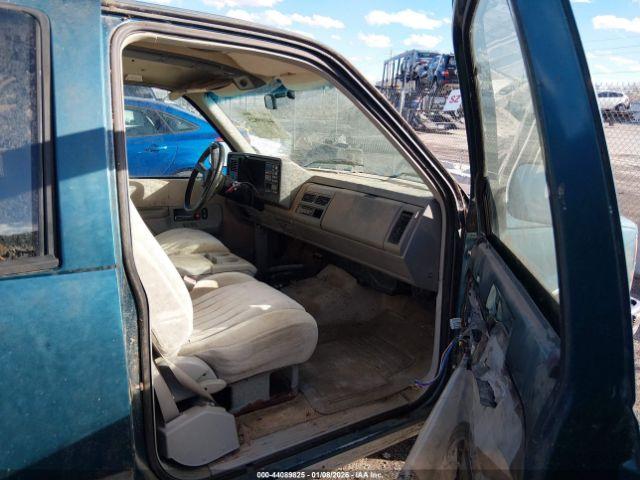 Chevrolet Suburban C1500 Image 2