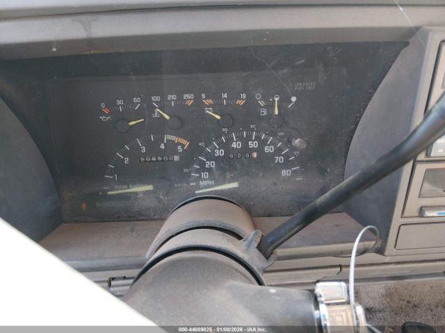 Chevrolet Suburban C1500 Image 6