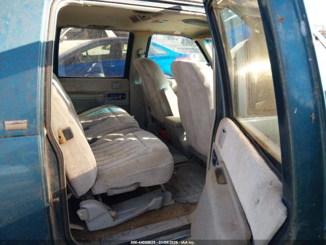 Chevrolet Suburban C1500 Image 8