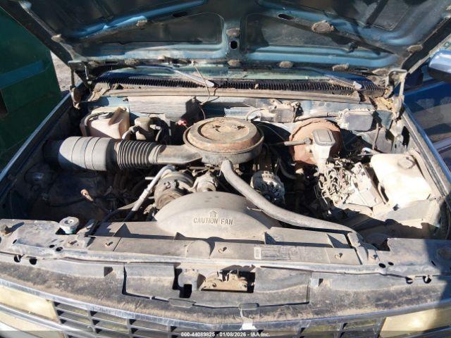 Chevrolet Suburban C1500 Image 4