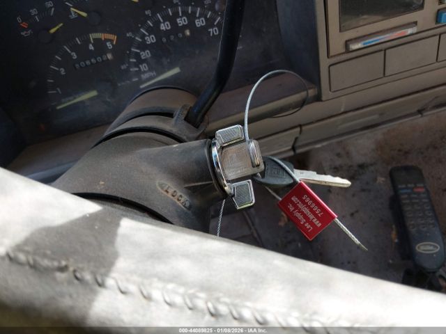 Chevrolet Suburban C1500 Image 11