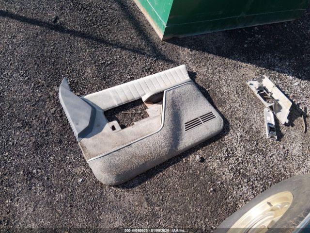 Chevrolet Suburban C1500 Image 9