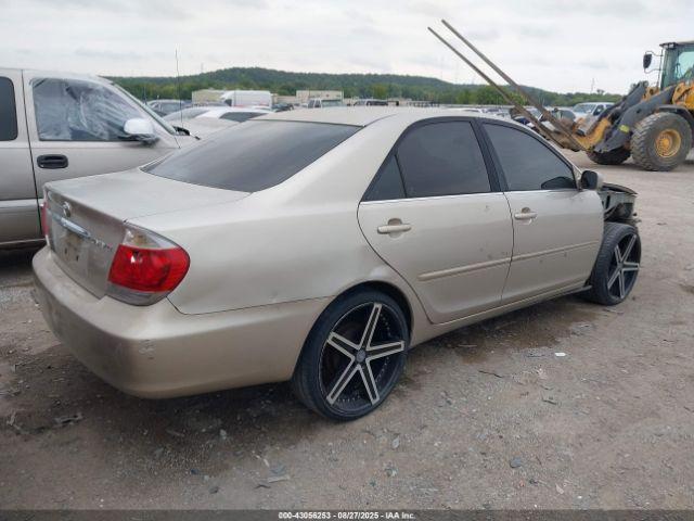 Toyota Camry Le Image 3