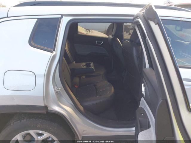 Jeep Compass Latitude 4x4 Image 11