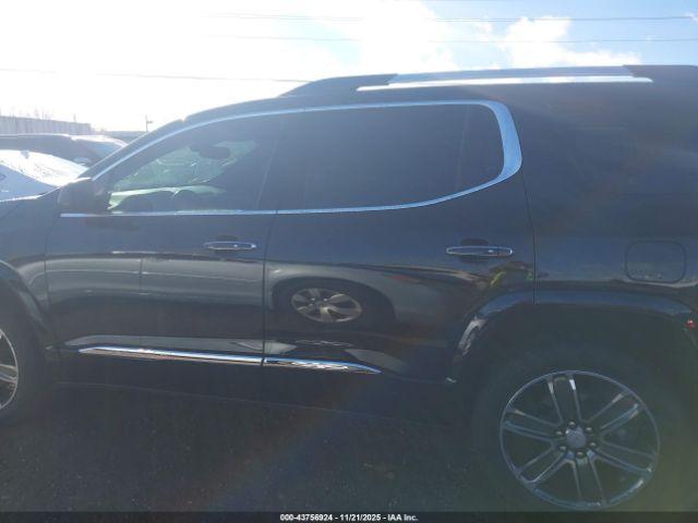 GMC Acadia Denali Image 6