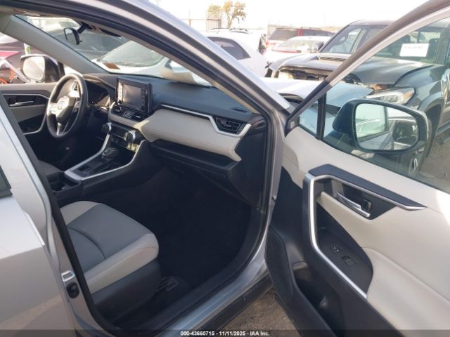 Toyota RAV4 Xle Premium Image 10