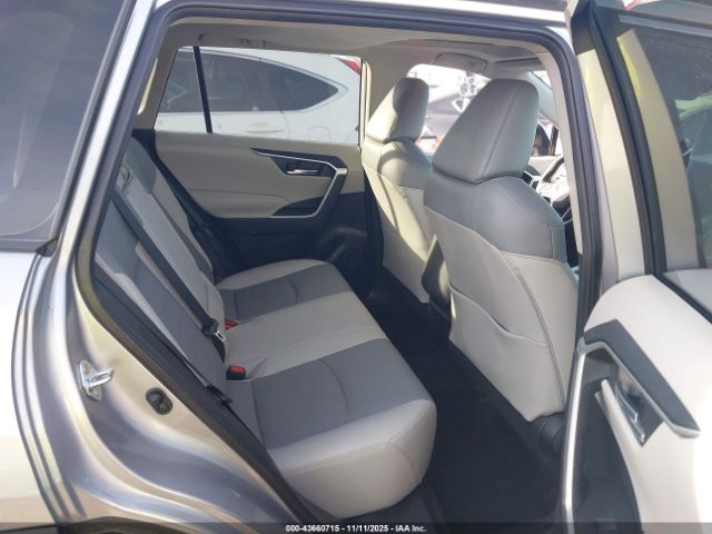 Toyota RAV4 Xle Premium Image 8