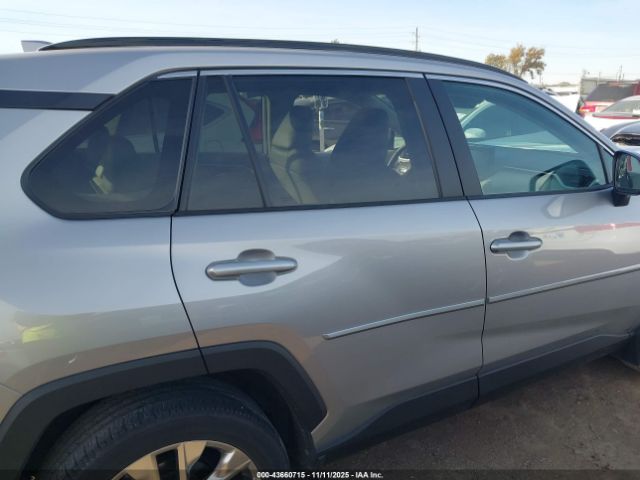 Toyota RAV4 Xle Premium Image 12