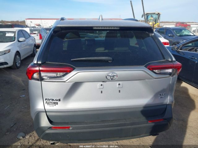 Toyota RAV4 Xle Premium Image 15