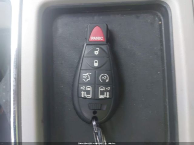 Chrysler Town & Country Touring-l Image 3