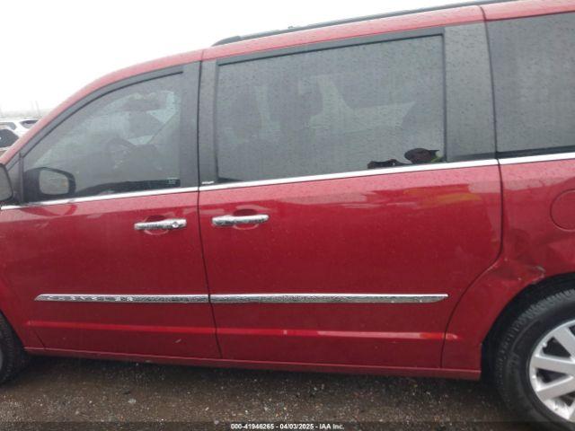 Chrysler Town & Country Touring-l Image 12